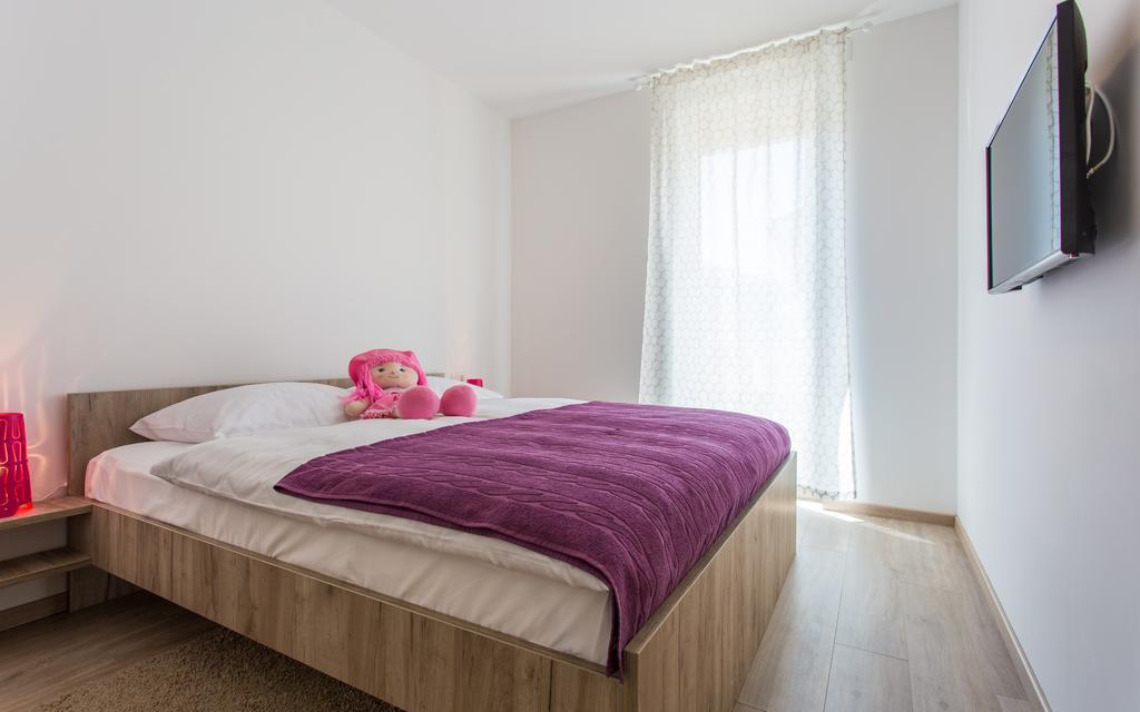 Apartments Viktorija バスカ エクステリア 写真