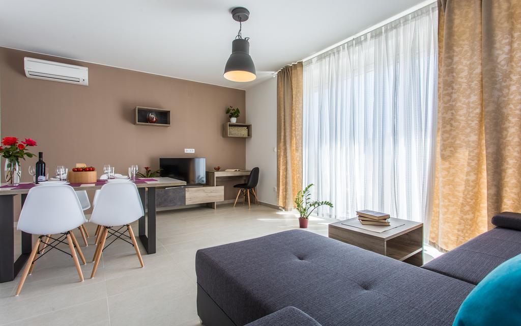 Apartments Viktorija バスカ エクステリア 写真