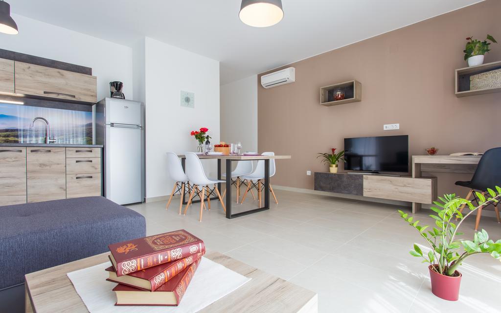 Apartments Viktorija バスカ エクステリア 写真