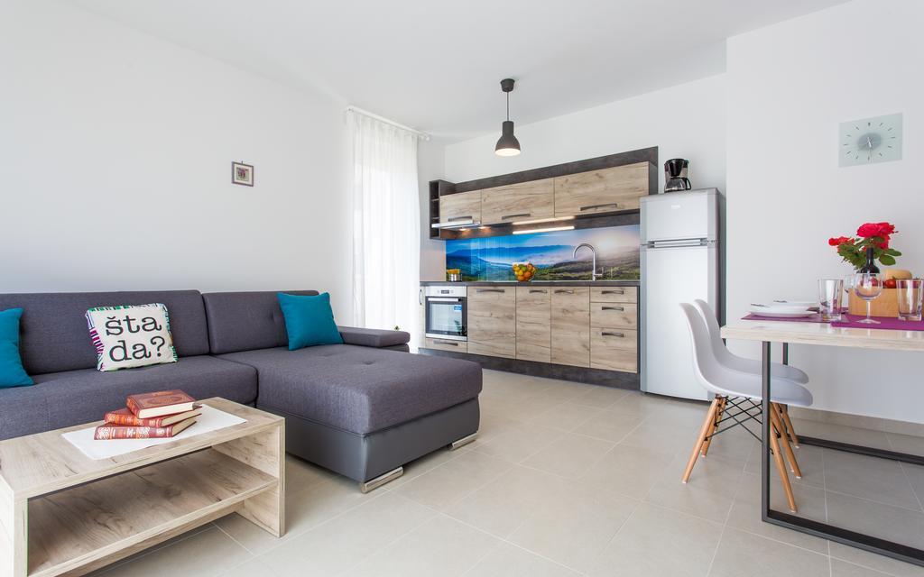 Apartments Viktorija バスカ エクステリア 写真