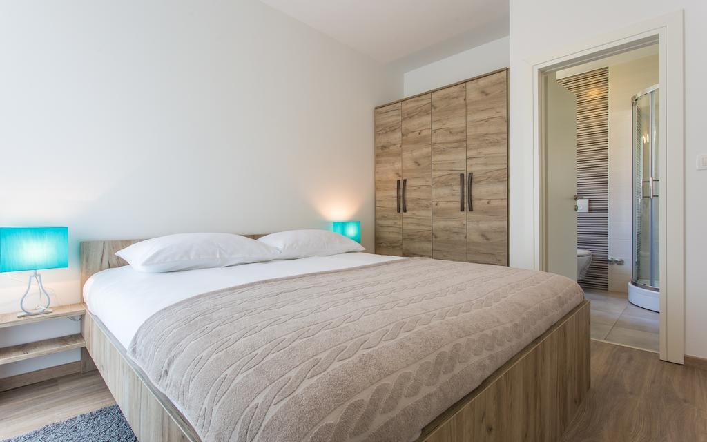 Apartments Viktorija バスカ エクステリア 写真
