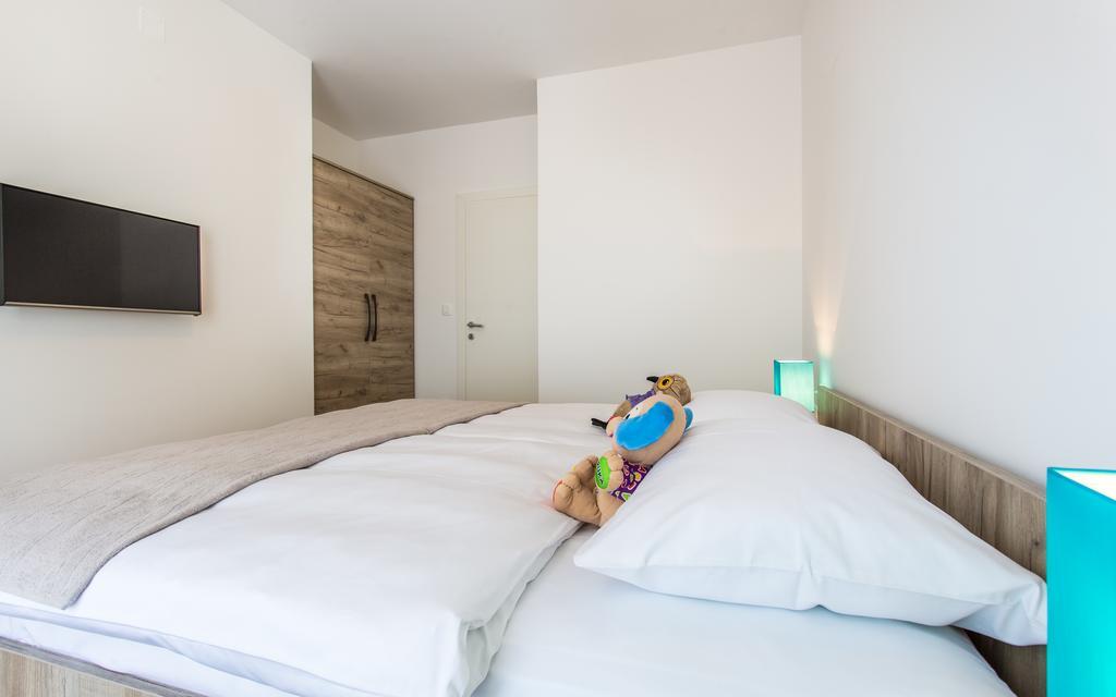 Apartments Viktorija バスカ エクステリア 写真